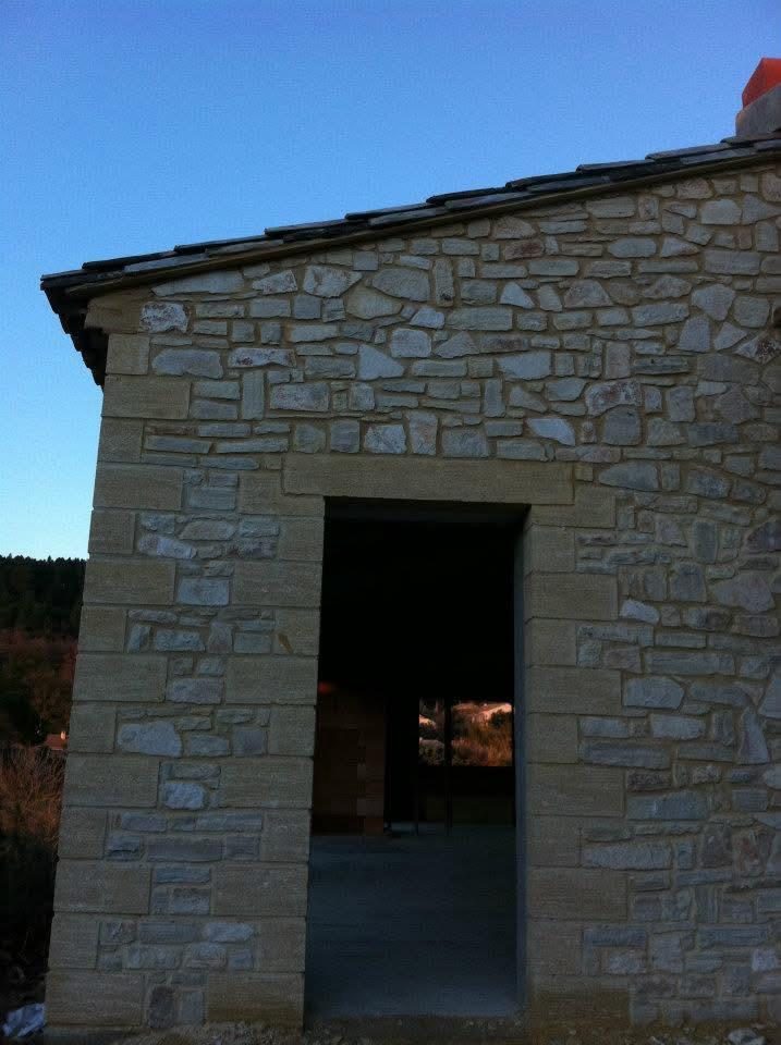 Façade en pierre avec porte en arc — SASU BALCI