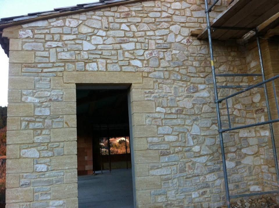 Façade en pierre avec porte d'entrée SASU BALCI