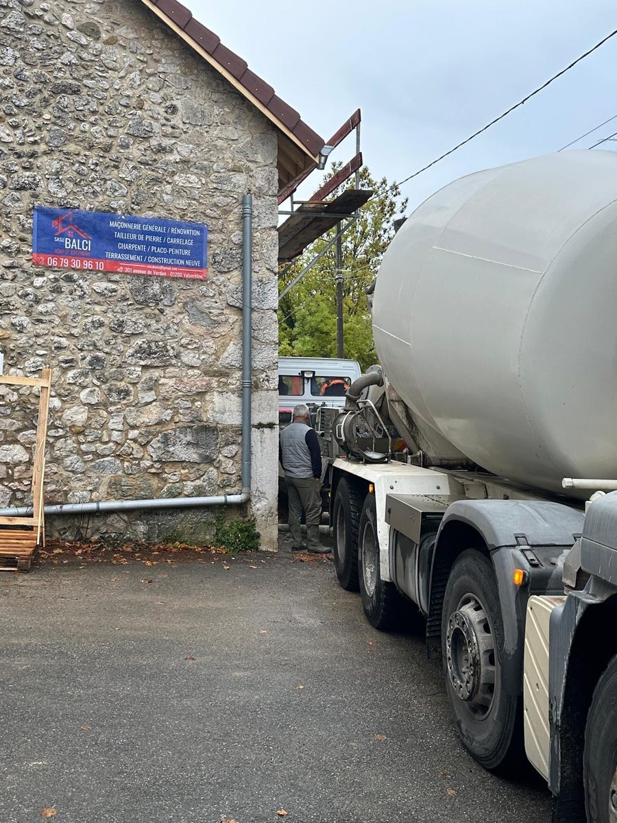 Camion-toupie béton et panneau SASU BALCI sur chantier Valserhône